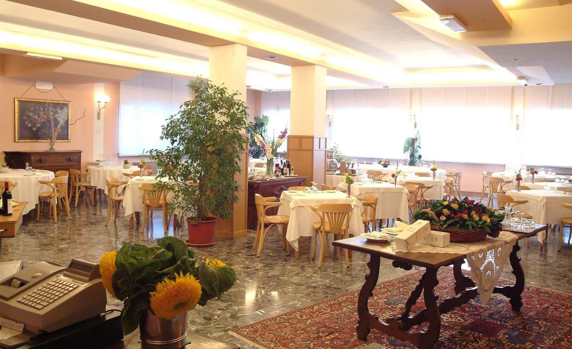 Locanda Alle Officine Buttrio Bagian luar foto